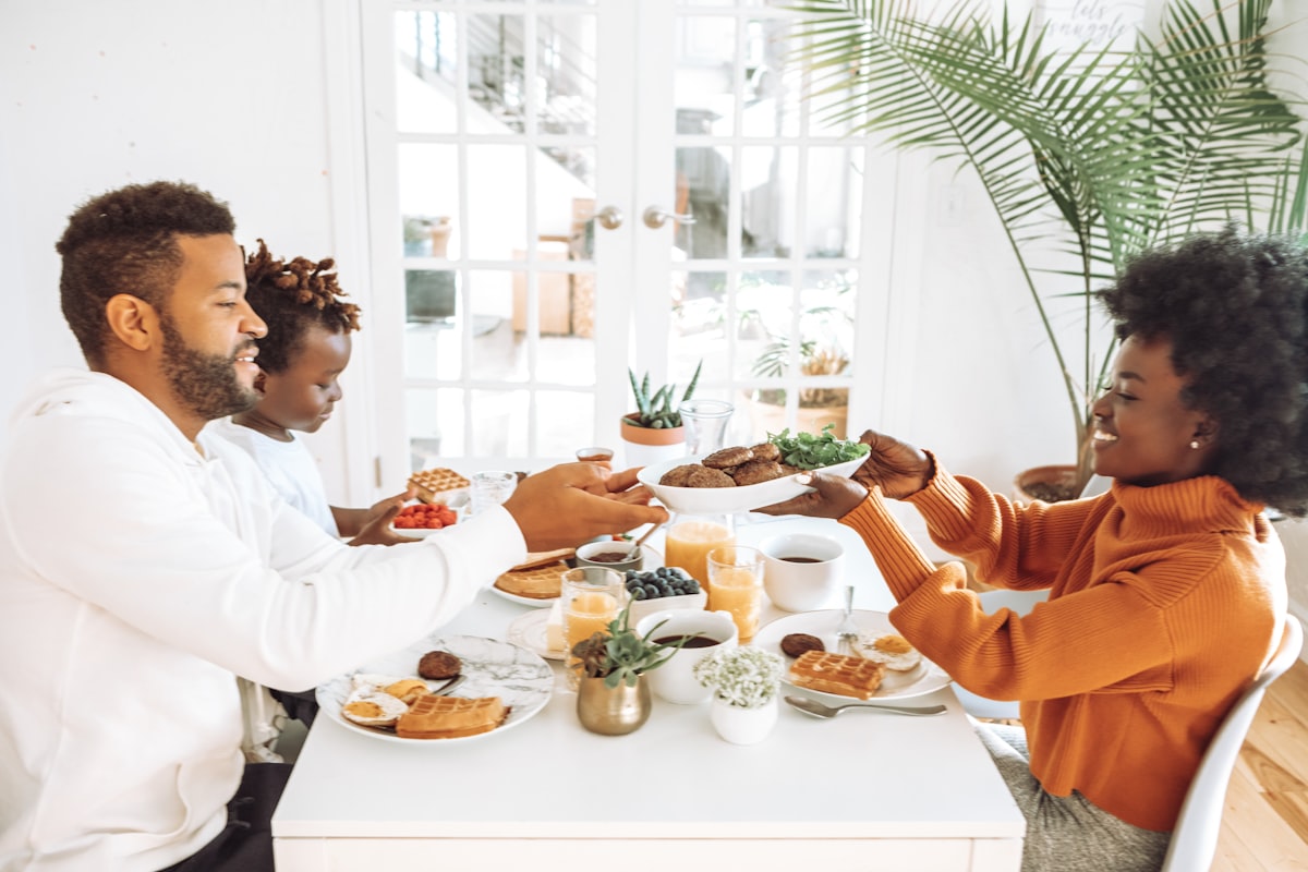 Famille partageant un repas sain